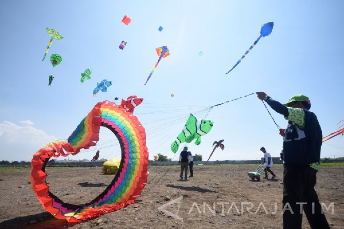 Tema Habitat Laut Warnai Festival layang-layang di Surabaya