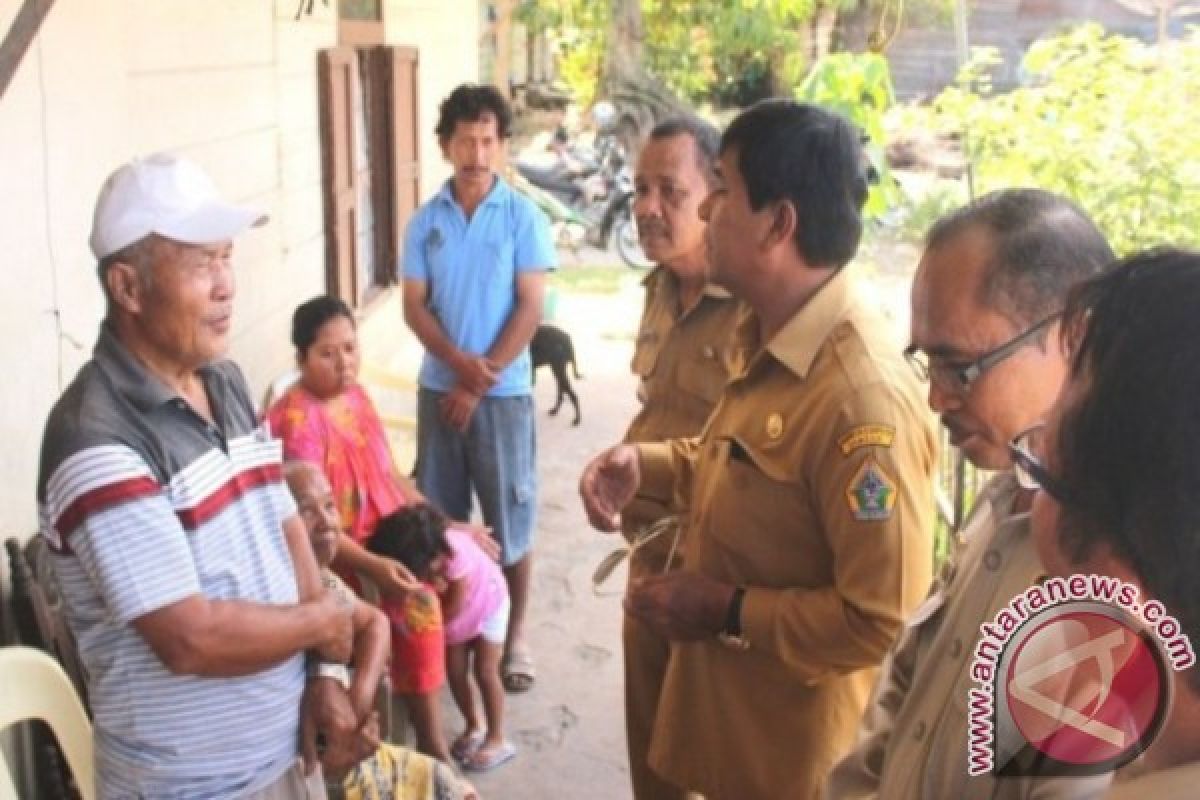 Wakil Bupati Samosir Jenguk Korban Pohon Tumbang