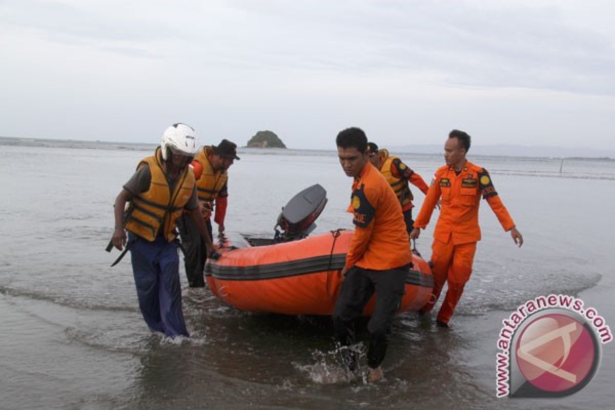 Empat wisatawan di Pantai Anyer terseret ombak