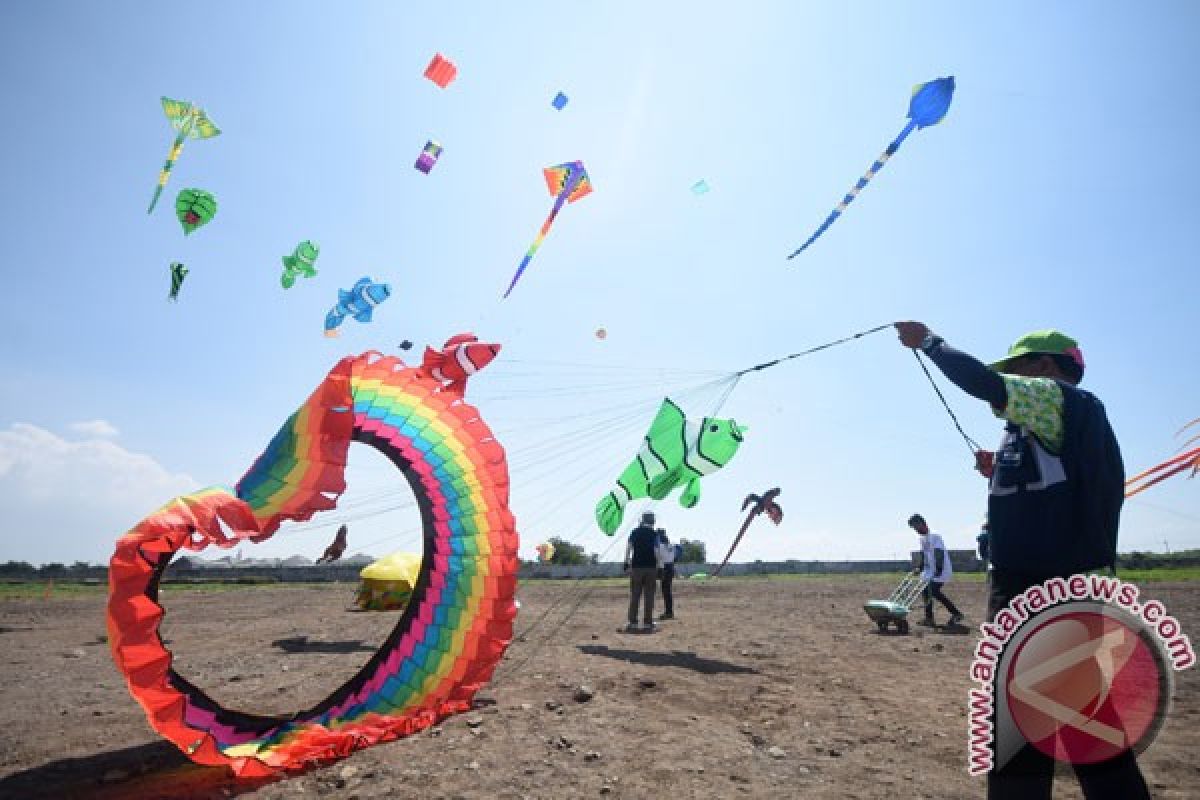 Layang-layang ramaikan Festivall Krakatau di Bandarlampung