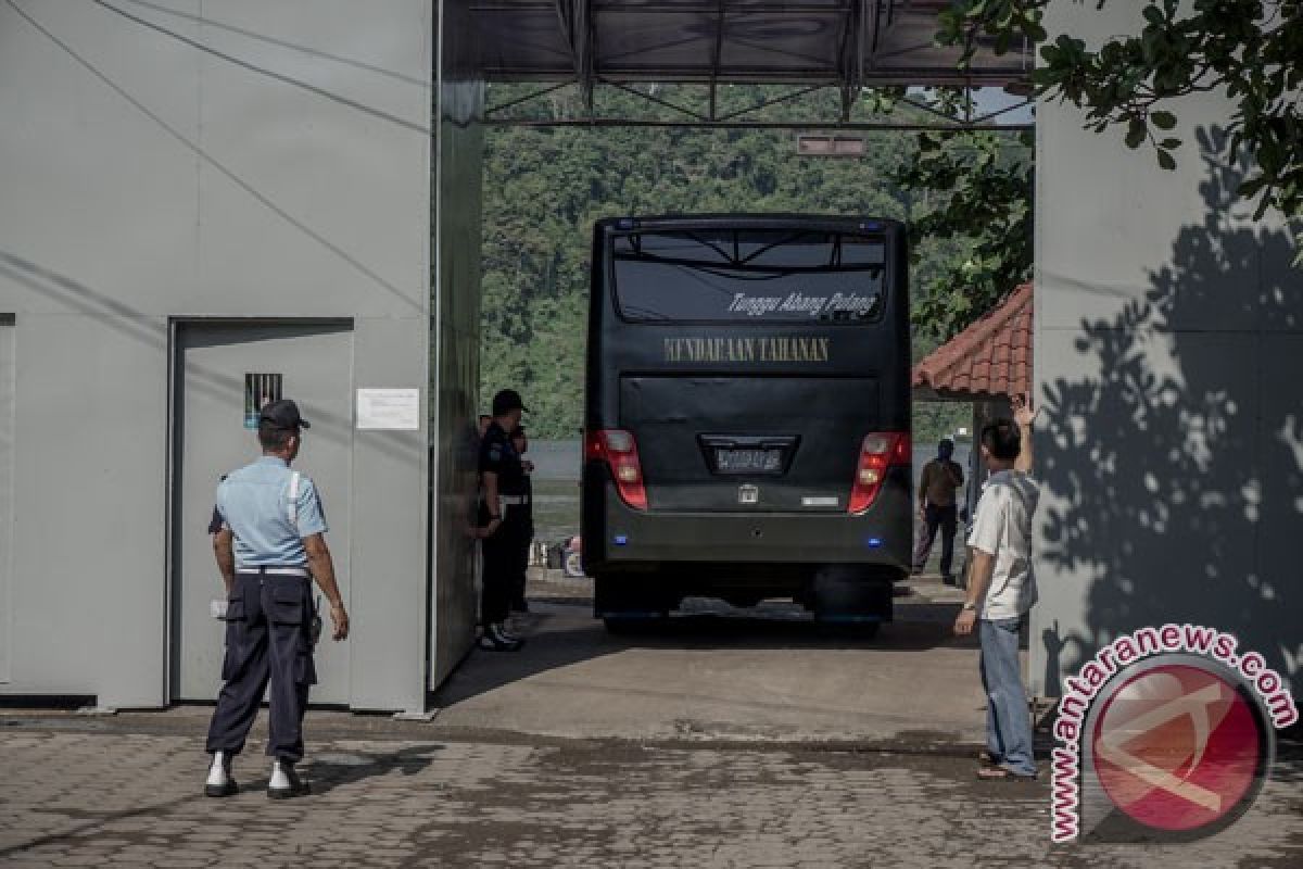 Polisi sterilisasi area Dermaga Wijayapura Cilacap