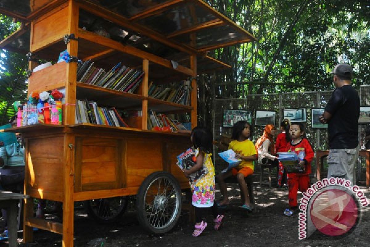 "Ngabuburead" cara Karawang menanti buka sambil tambah ilmu