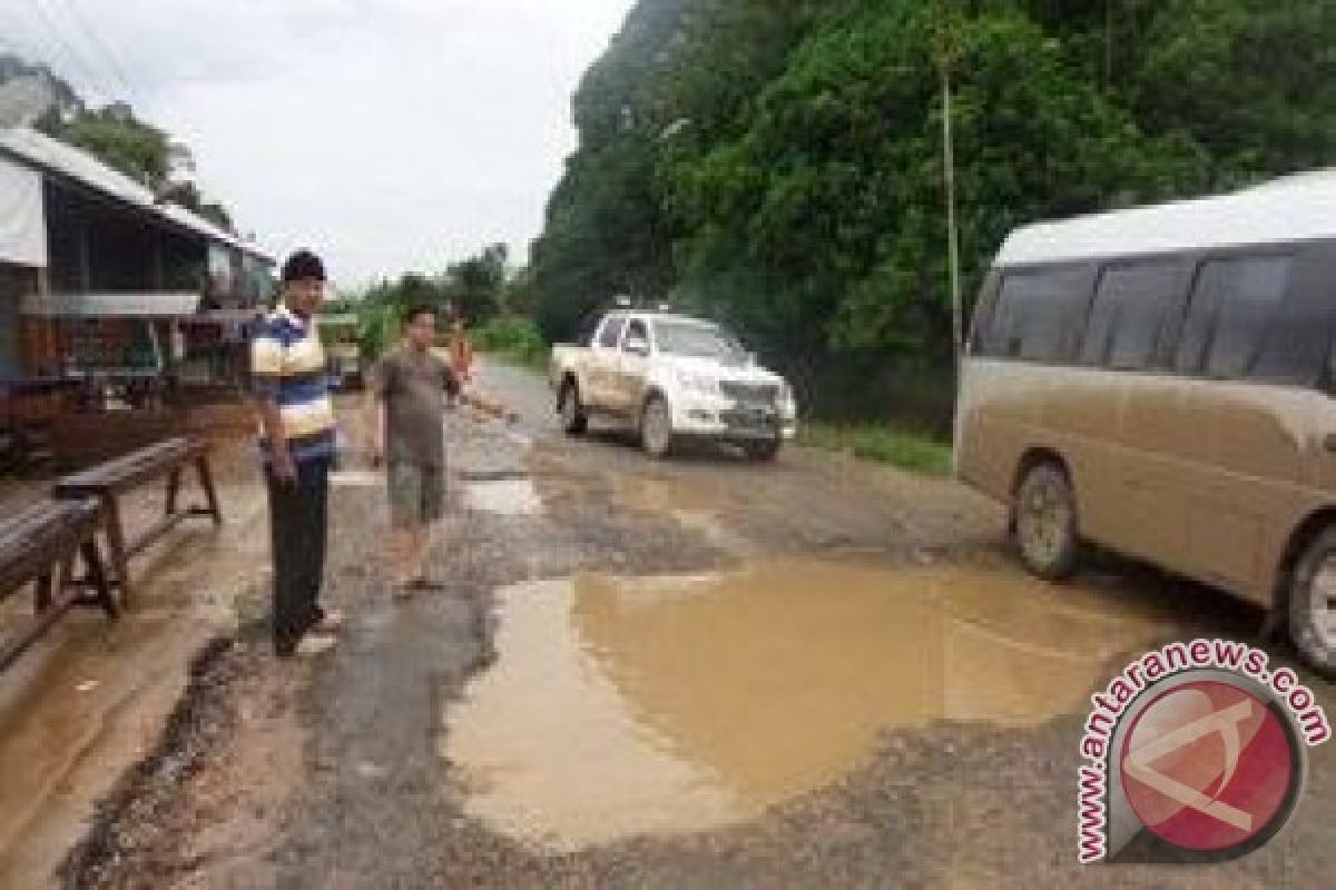  Kerusakan Jalan Desa Lambing Makin Parah