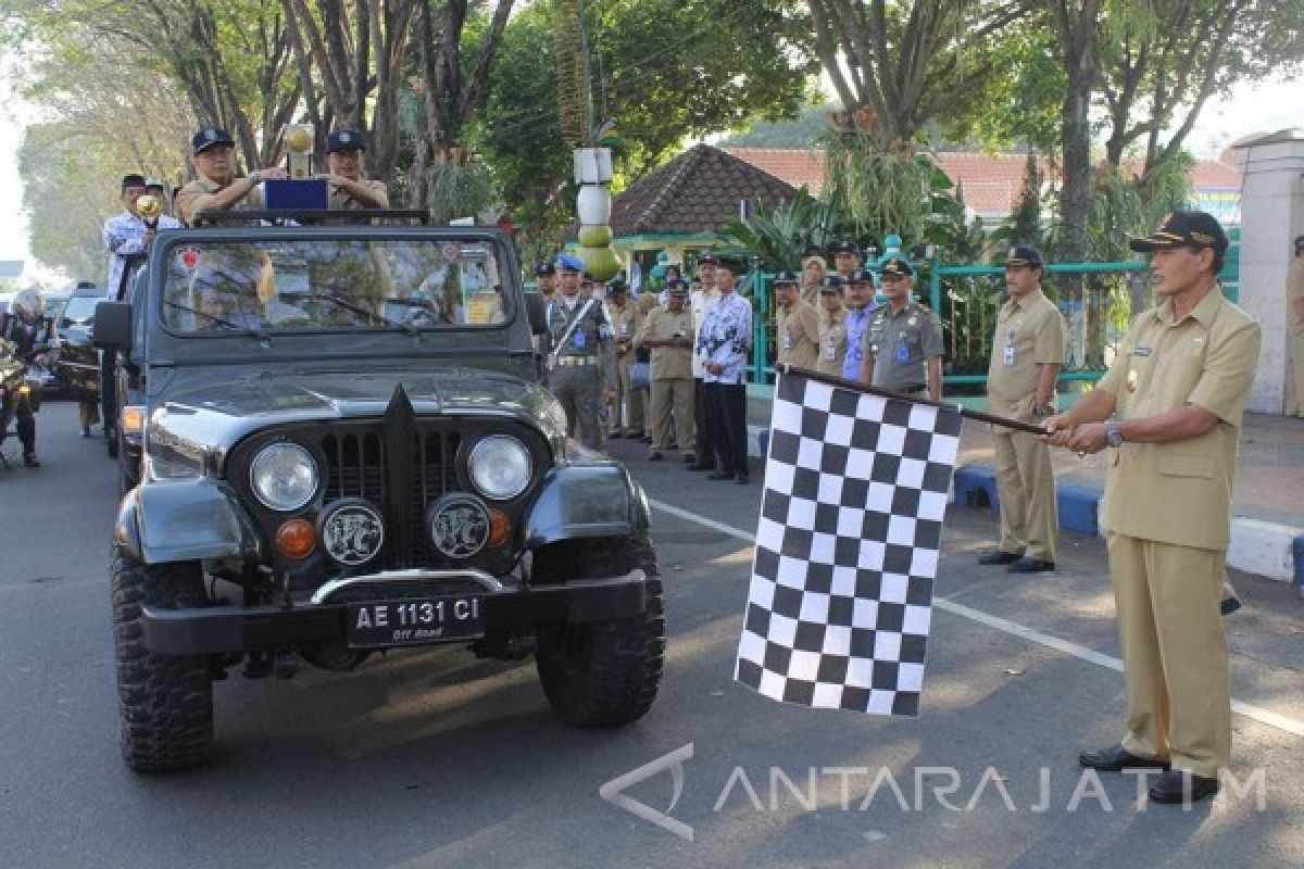 Piala Adipura Kirana Diarak Keliling Kota Madiun