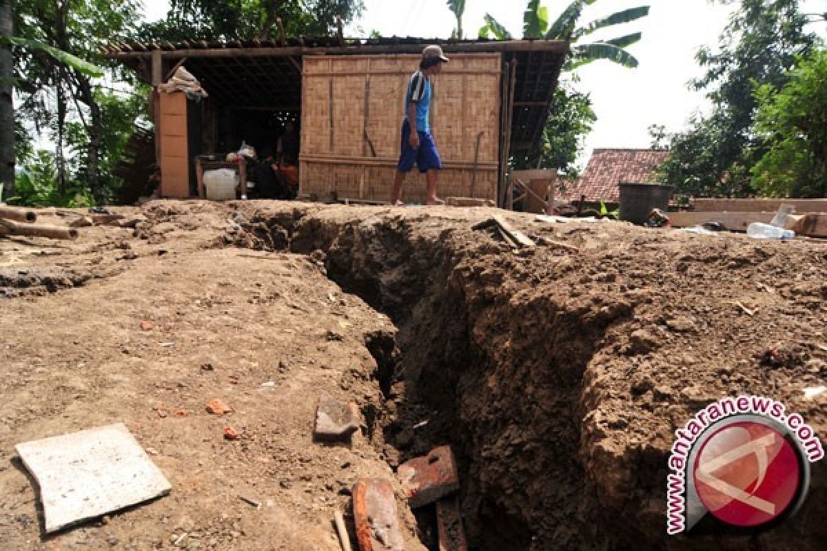 Hingga kini 407 unit rumah rusak akibat pergerakan tanah di Sukabumi