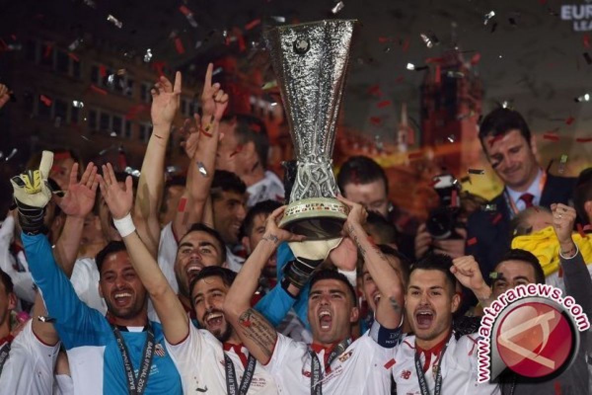 Liverpool dan Sevilla terkena sanksi UEFA karena ulah pendukungnya