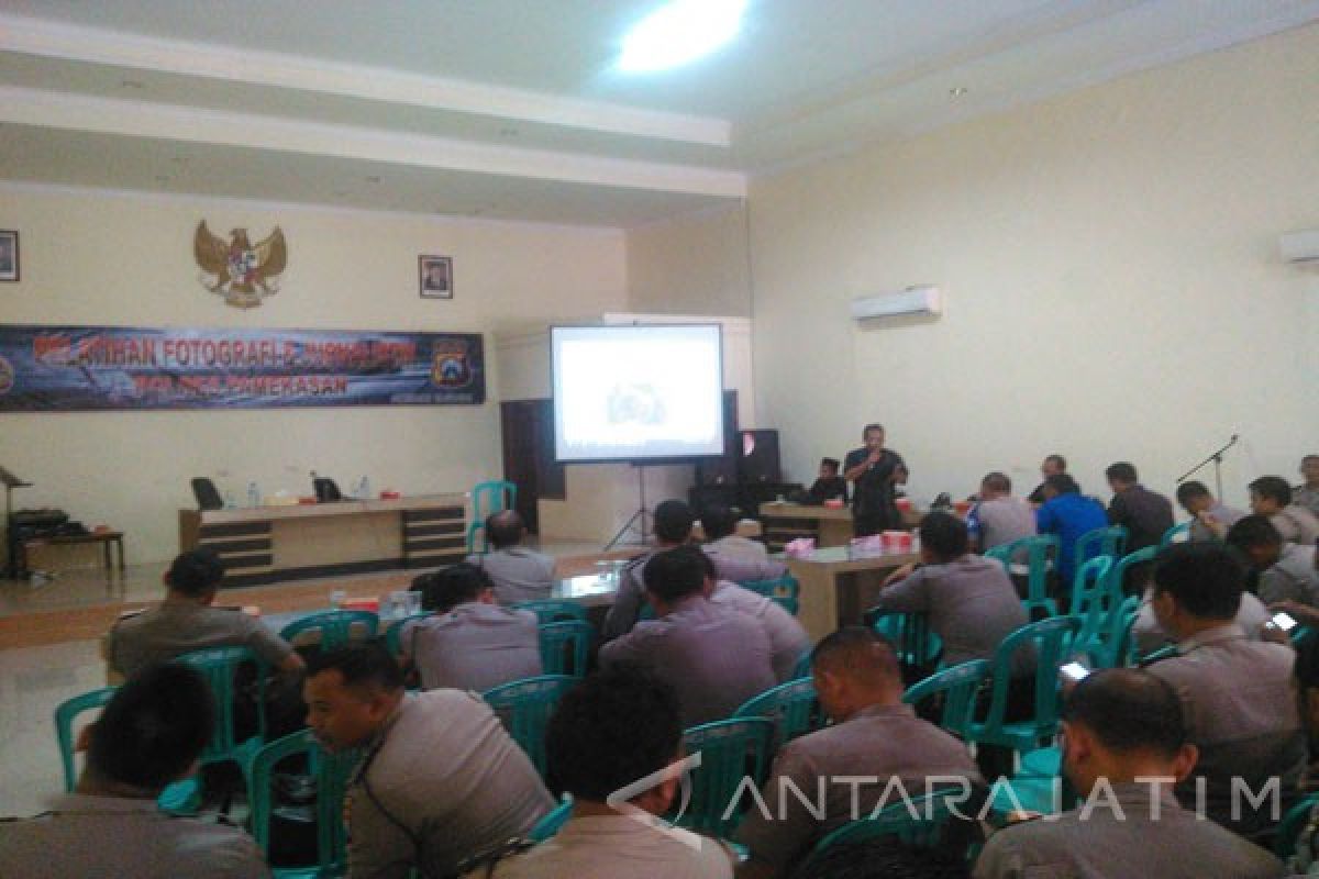 Pewarta Foto Antara Berbagi Teknik Fotografi dengan Polisi