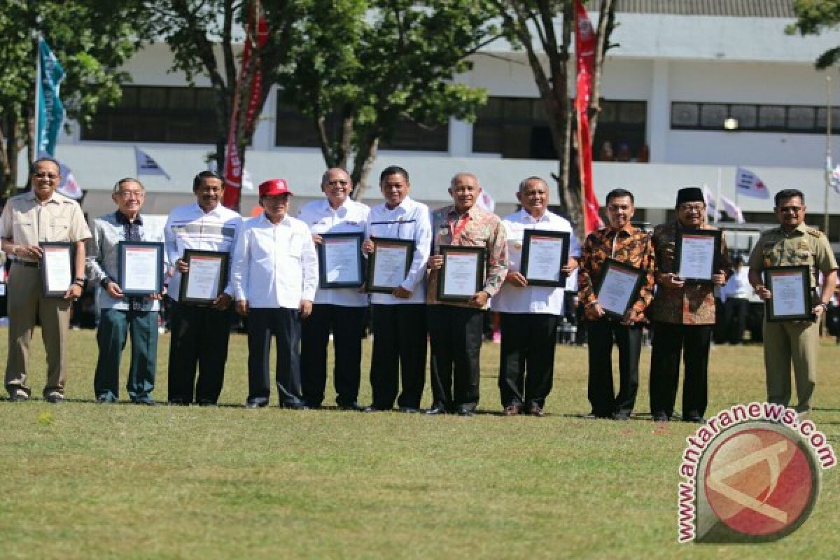 Gubernur Gorontalo Terima Penghargaan Pengembangan Sukarelawan PMI