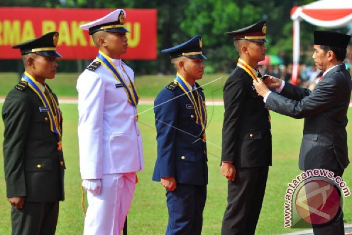 Presiden Lantik 720 Perwira TNI-Polri