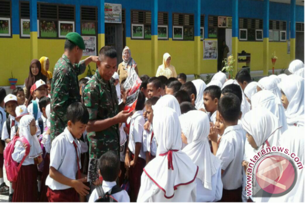 TNI bagi-bagi buku Merah Putih di Poso Pesisir