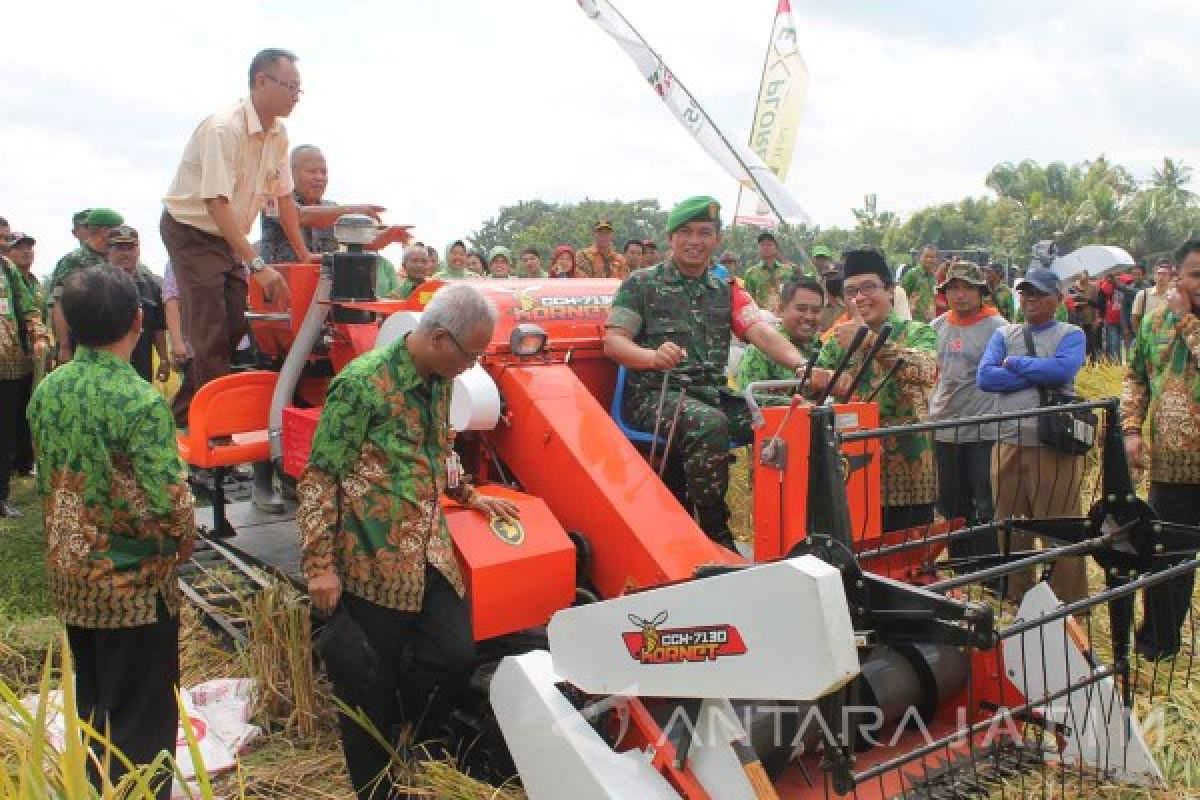 DIisperta Jember Berikan Bantuan Mesin Panen Padi 