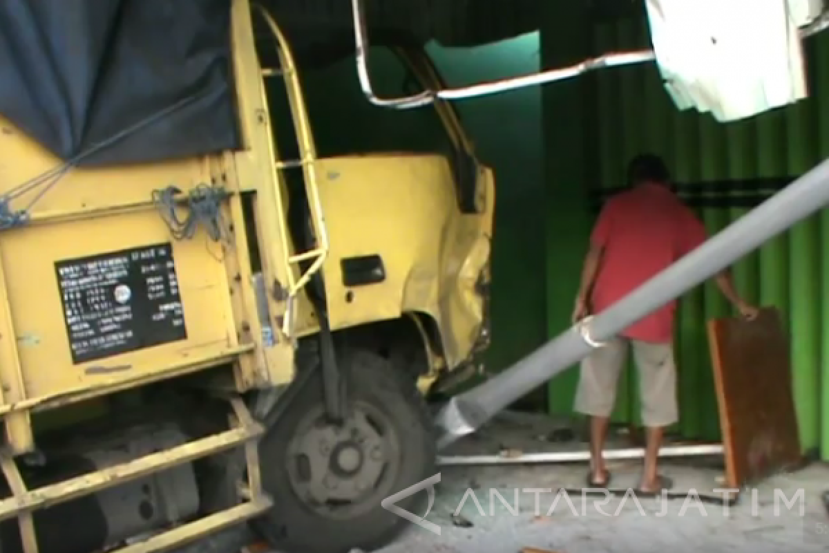 Satu Tewas Akibat Truk Tabrak Rumah di Blitar