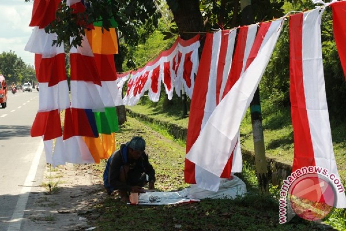 Pedagang Bendera Mulai Bermunculan di Palangka Raya 