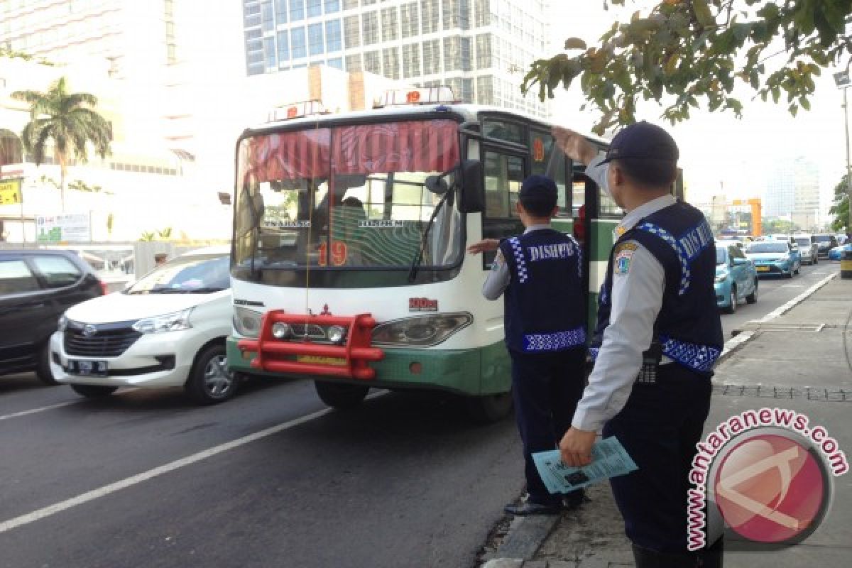 Mobil nomor genap masih melintas di Bundaran HI