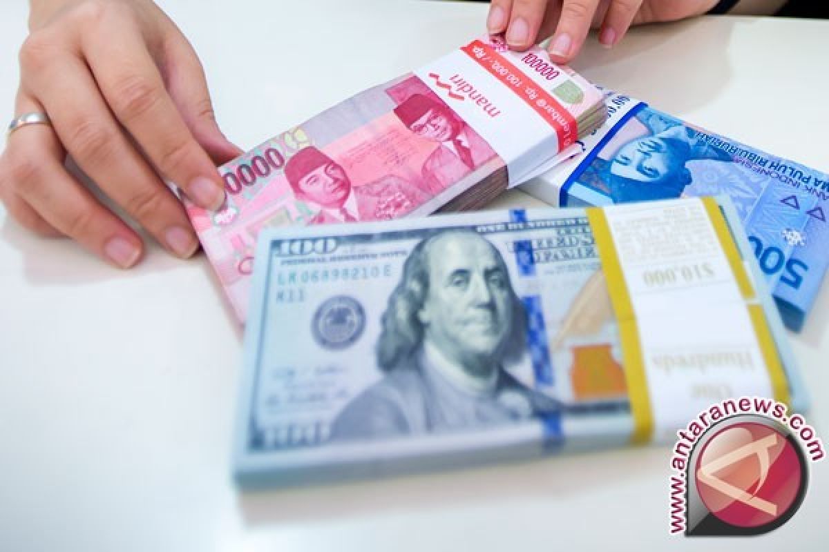 Rupiah menguat jelang rilis data pertumbuhan ekonomi