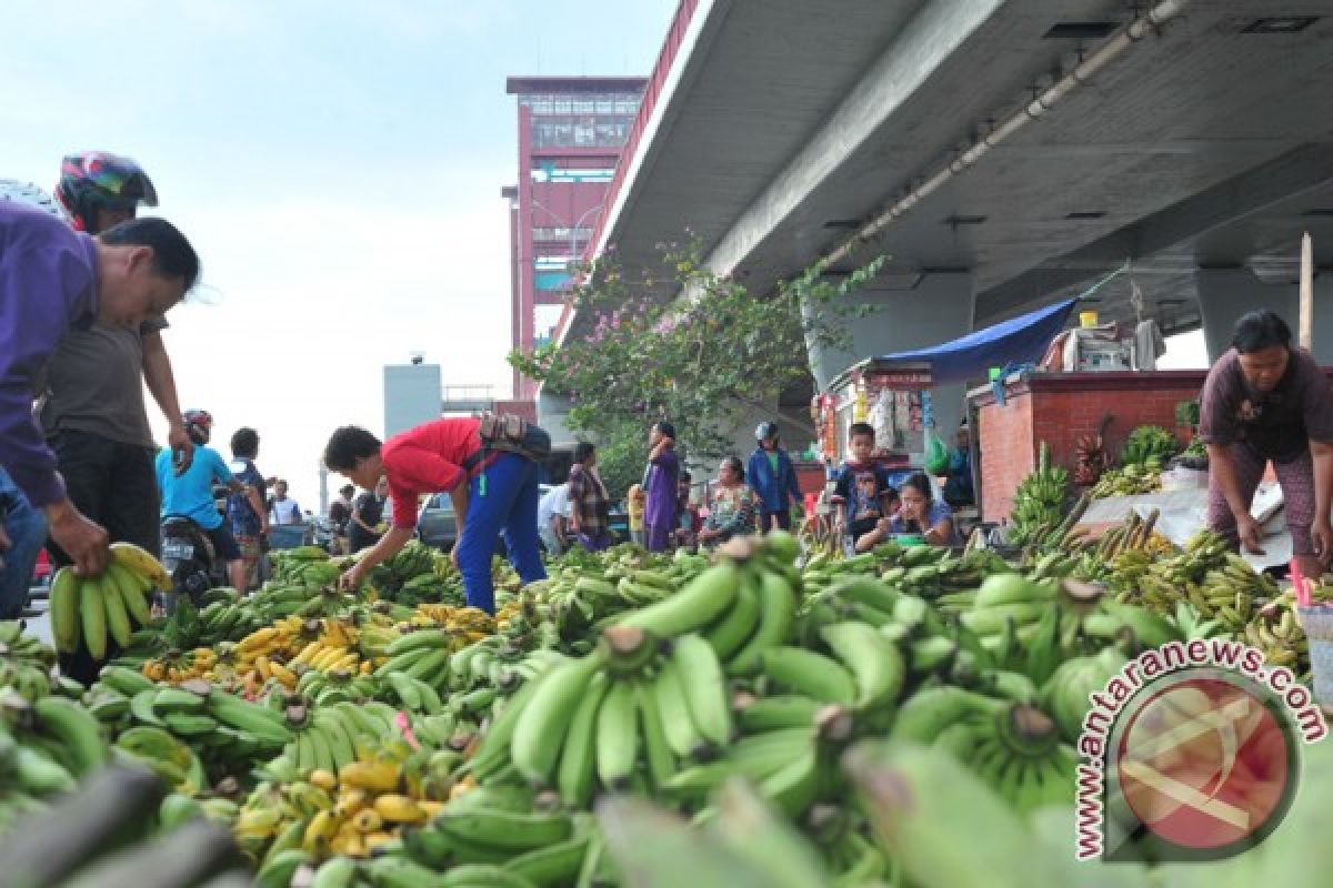 Pasar pisang dibawah Ampera