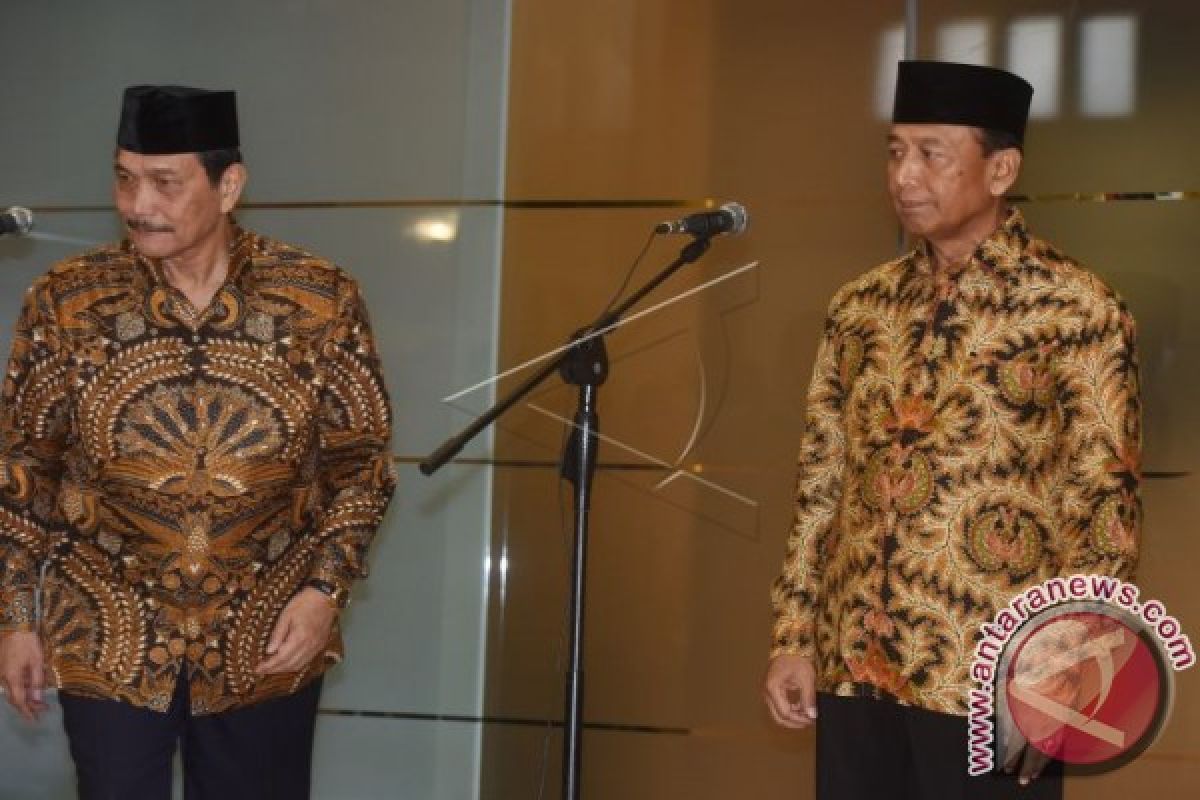 Luhut Lakukan Sertijab Menkopolhukam Kepada Wiranto