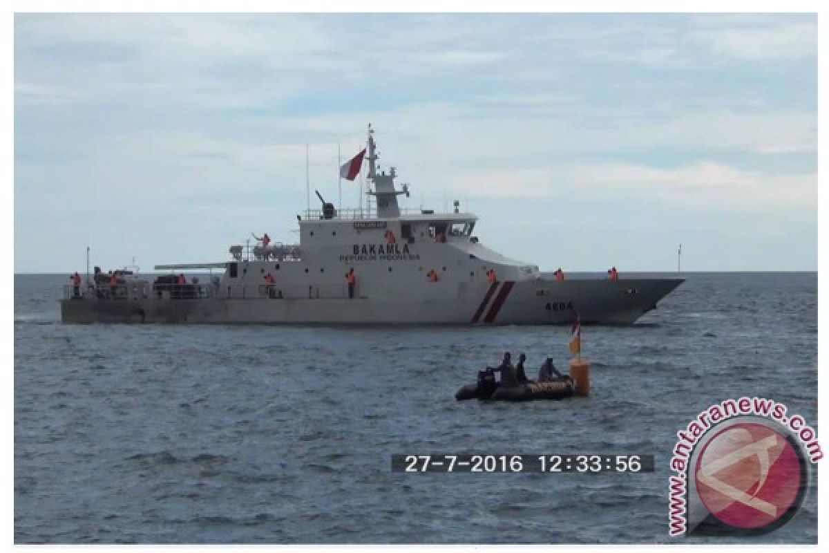 Kapal Bakamla ikut sailing pass di Pantai Manado