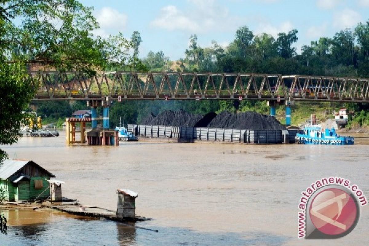 Akhirnya! Tongkang Bisa Lewati Bawah Jembatan Muara Teweh 