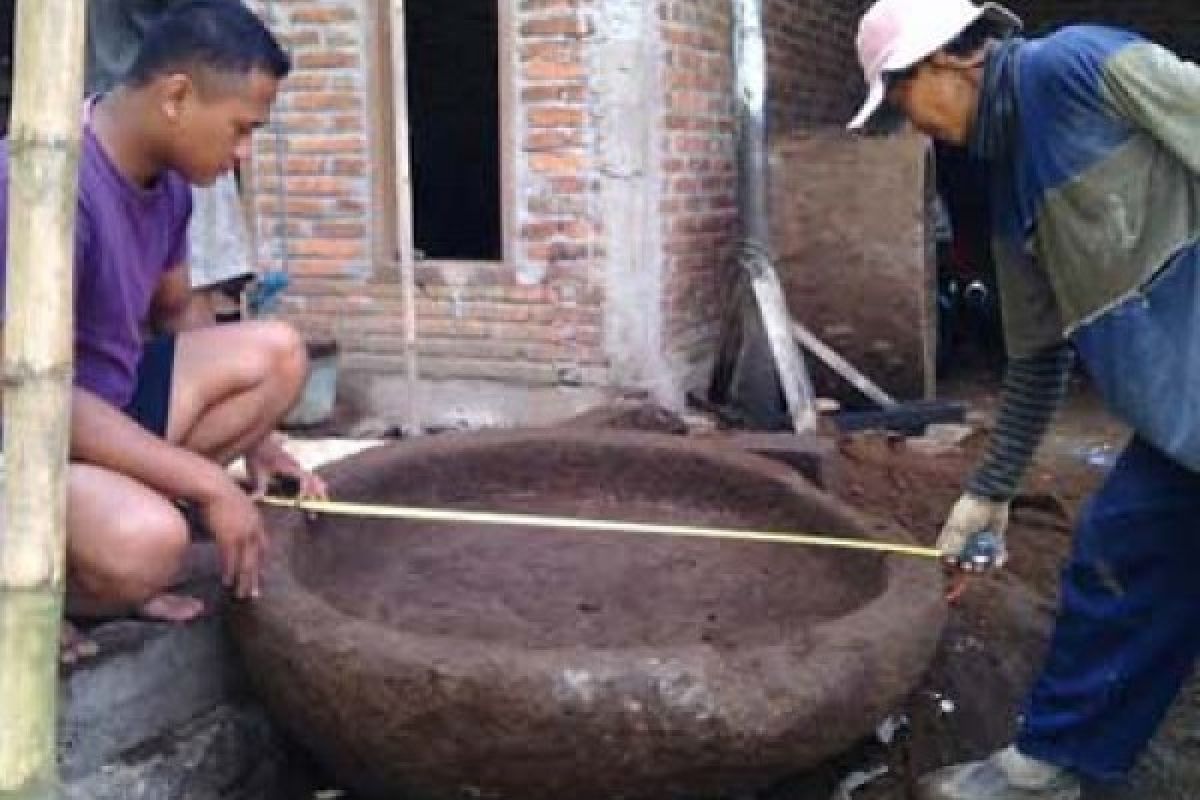 Warga Lereng Merapi Temukan Cobek Raksasa