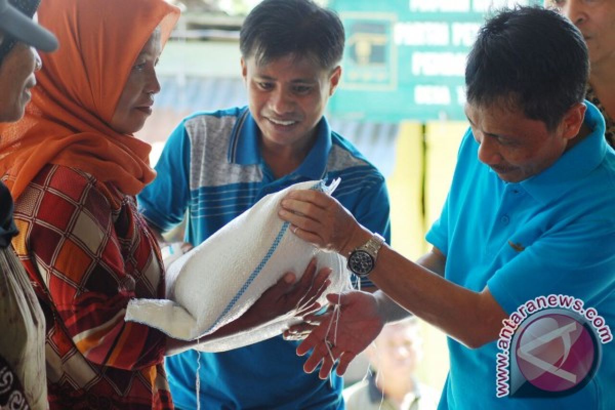 Pemkab Gorontalo Salurkan 10 Ton Beras Cadangan Pangan 