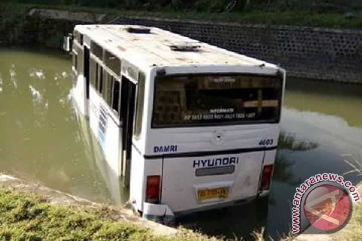 Mobil Damri masuk saluran irigasi di Mukomuko