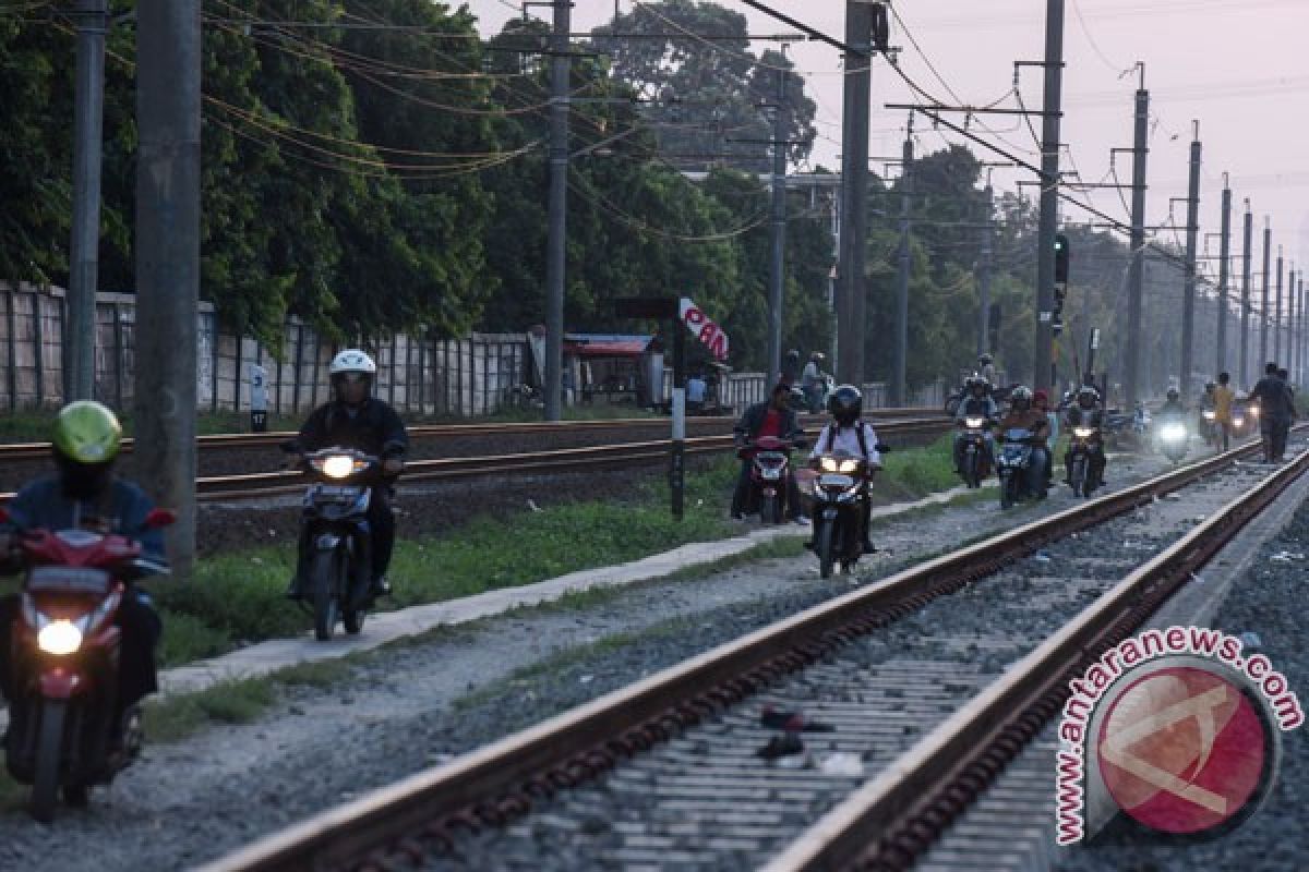 Polres Batang pasang pita kejut di perlintasan kereta api