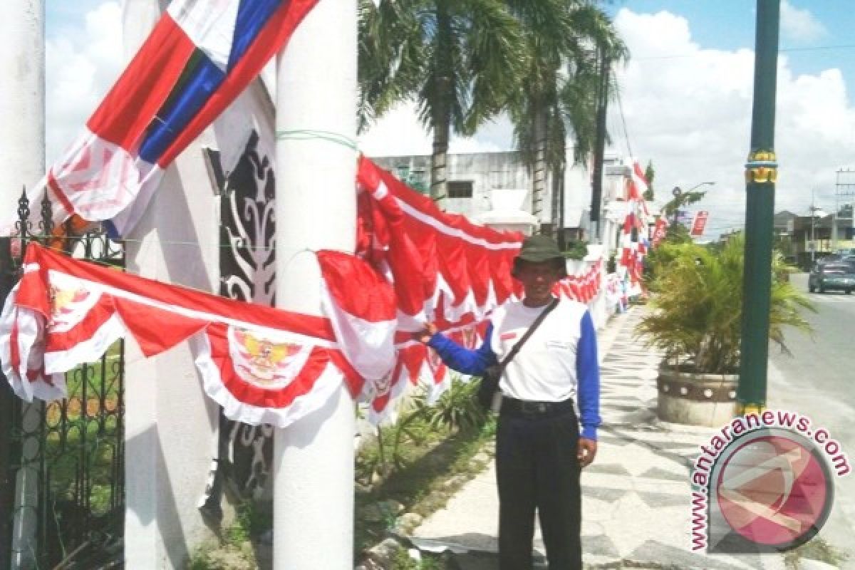 Pedagang Musiman Mulai Jajakan Bendera Merah Putih