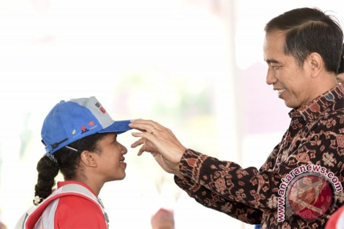 Presiden Jokowi minta kader Posyandu nyanyikan Mars KB