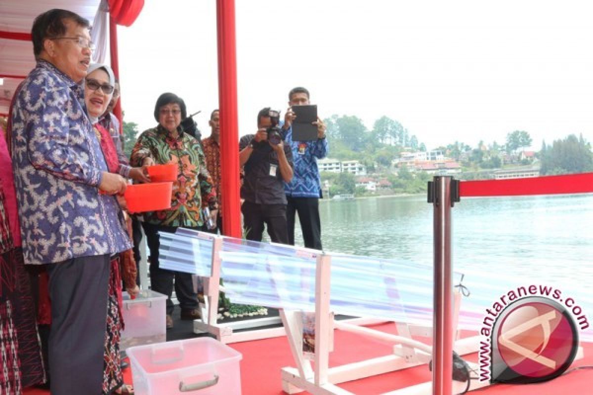 Wapres Kalla tabur benih ikan di Danau Toba