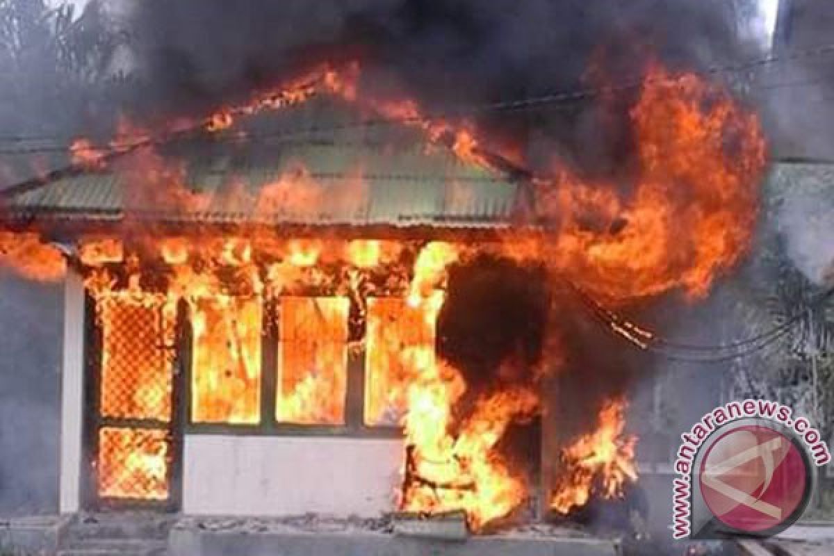 Seorang anak bakar rumah ibunya sehingga rata dengan tanah