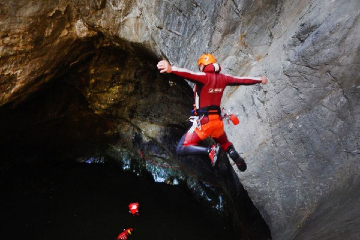 Pendaki Gunung Karang Jatuh Jurang