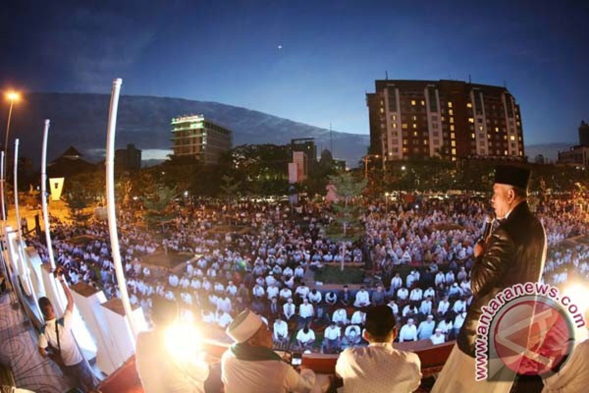 Seribuan warga shalat subuh berjamaah di Losari