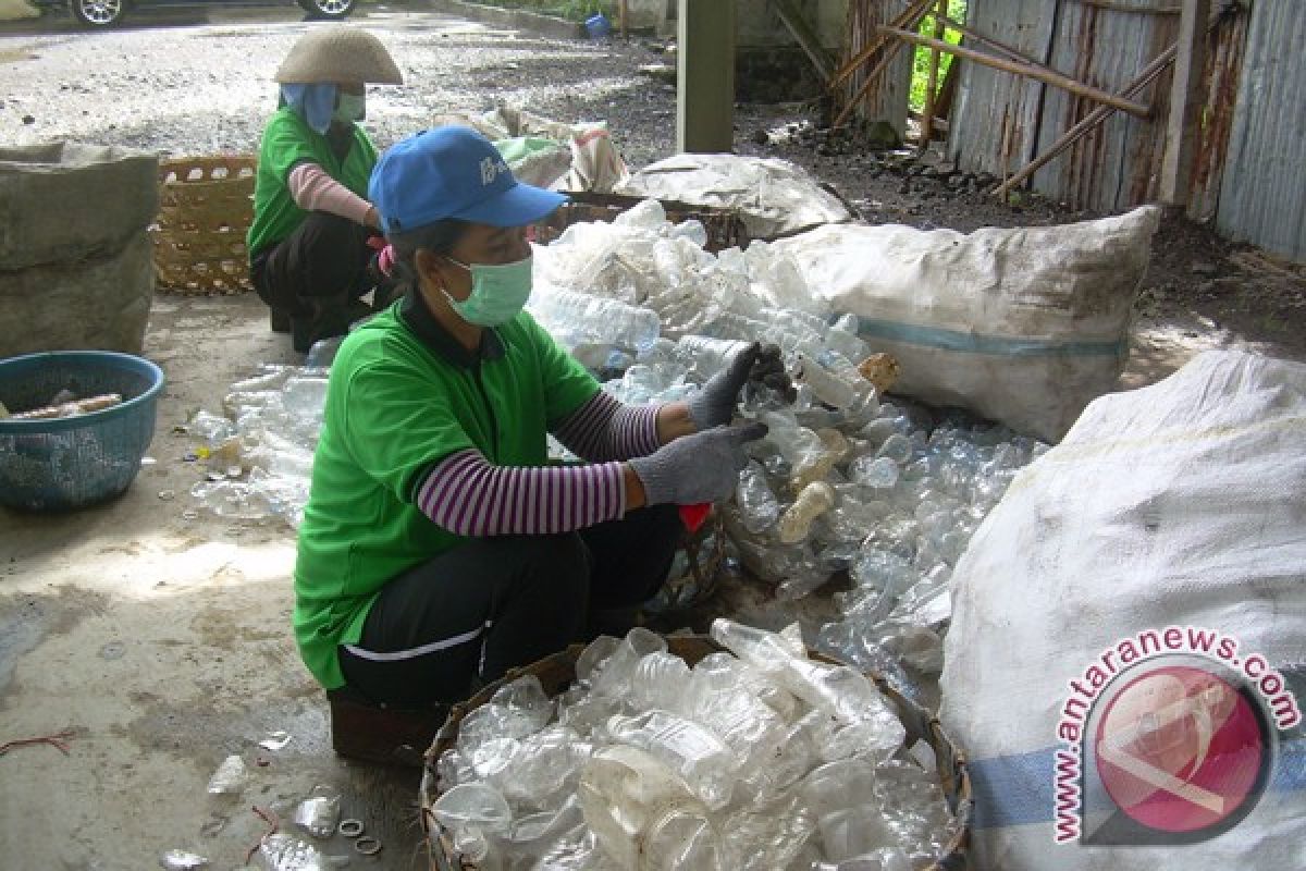 Pemberdayaan Masyarakat Lepang Dengan Usaha Sampah Plastik