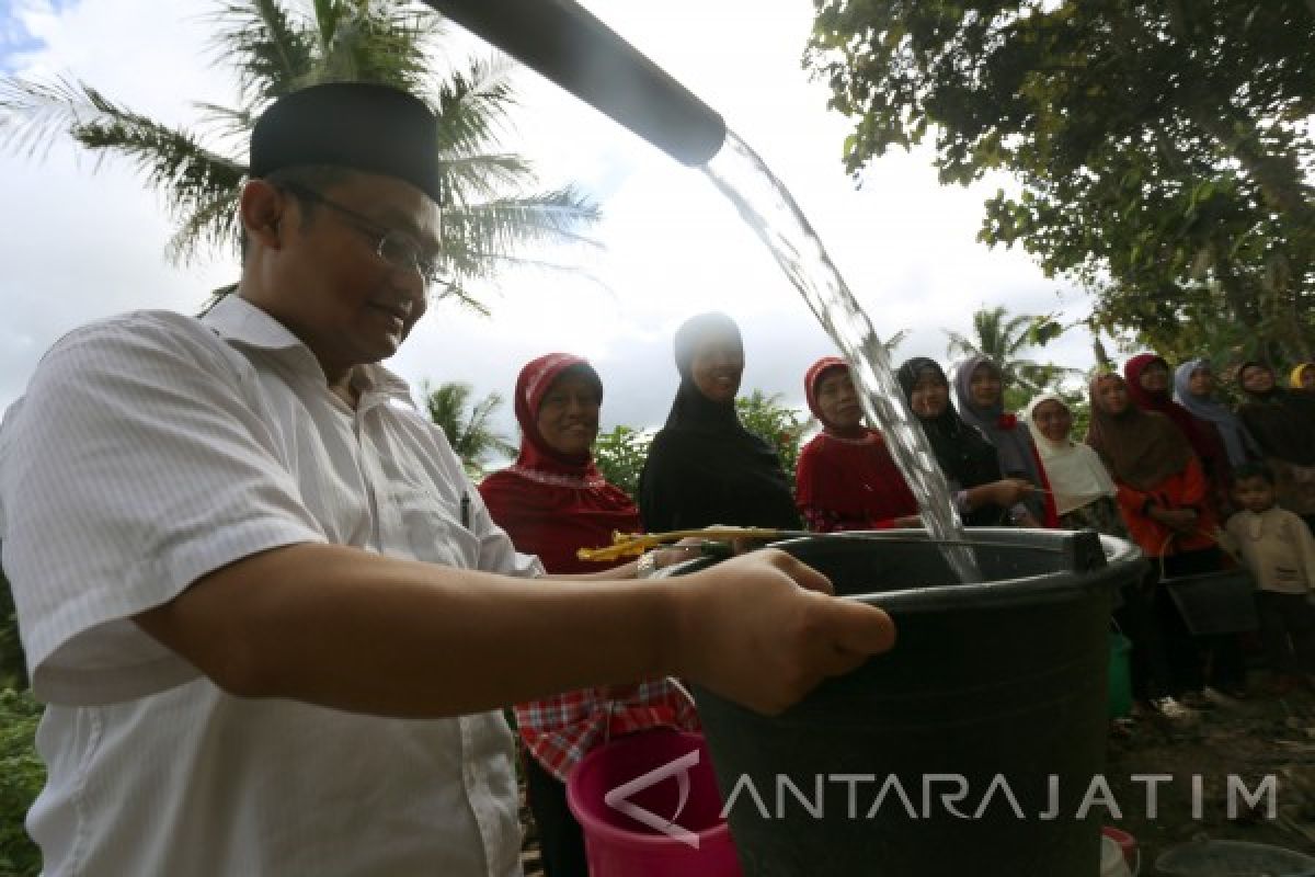 Anggota DPR Resmikan  Fasilitas Air Bersih di Blitar