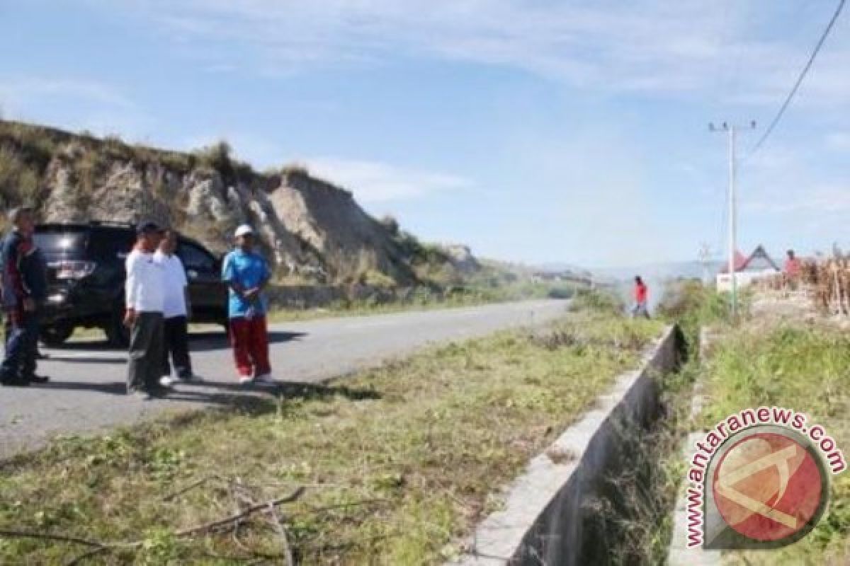 Pegawai Pemkab Samosir Aksi Bersih  Komplek Perkantoran