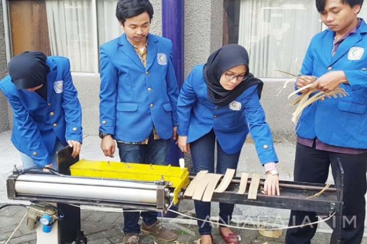 Mahasiswa ITS Buat Mesin Penyayat Bambu Semi-Otomatis