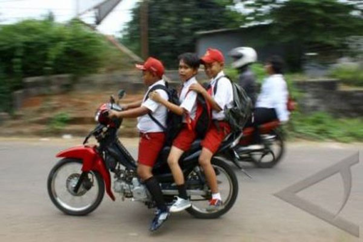 Pelajar gunakan motor disanksi tidak naik kelas