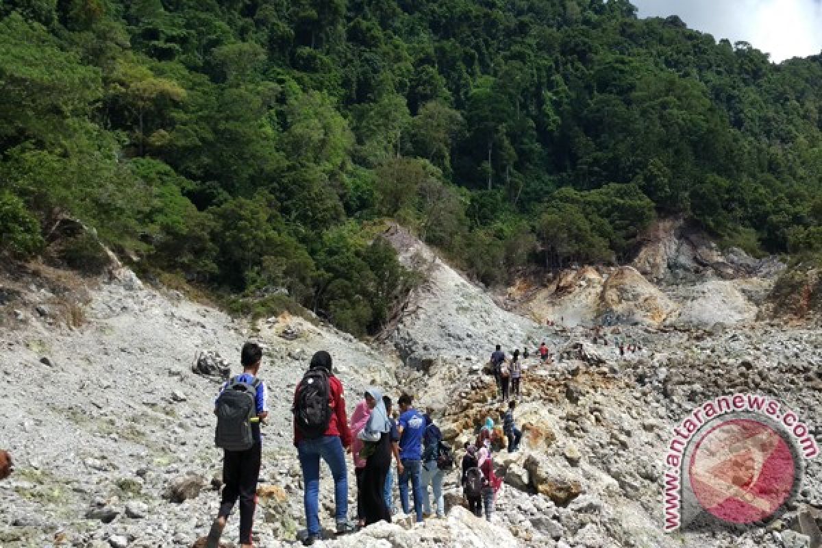 Puluhan siswa mitigasi bencana di gunung sabang