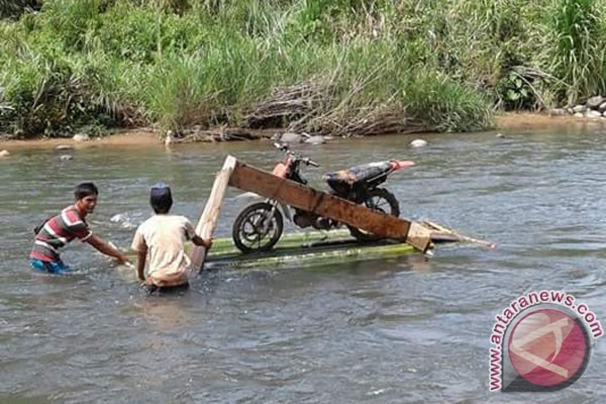 Desa Sinar Pagi Seluma terisolir akibat jembatan putus