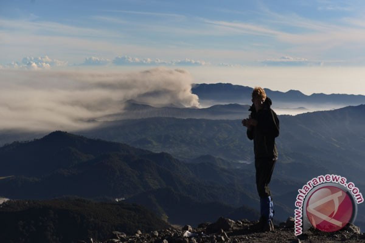 Ribuan wisatawan padati Gunung Bromo selama liburan