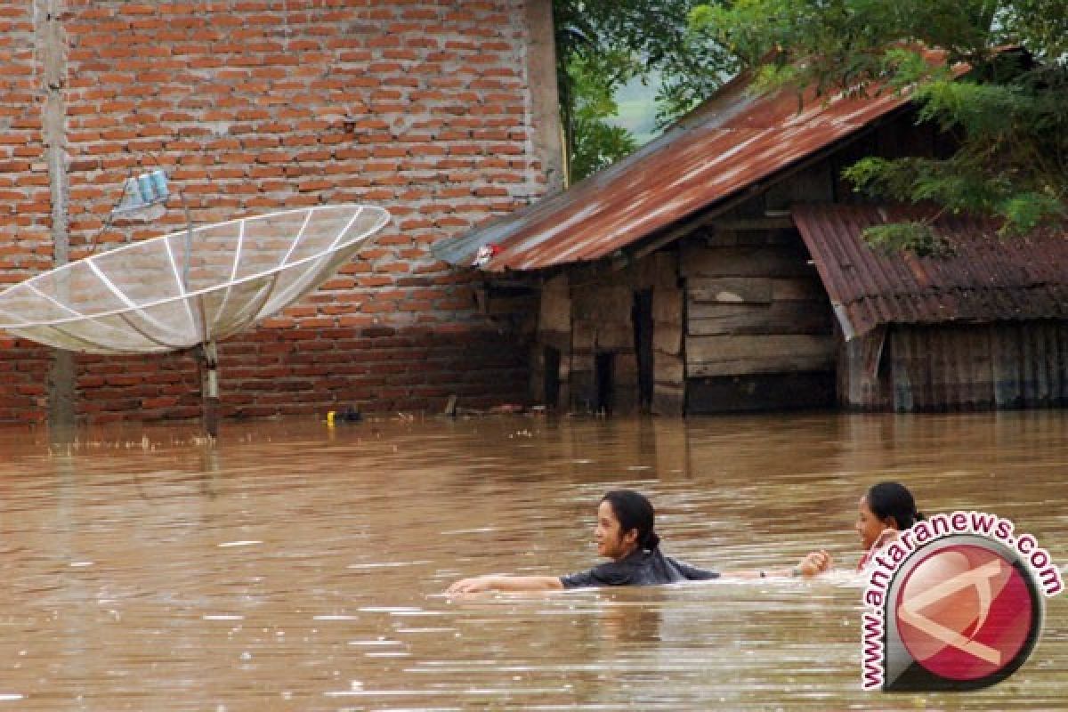 Seorang Pria Terjebak Banjir di Padang