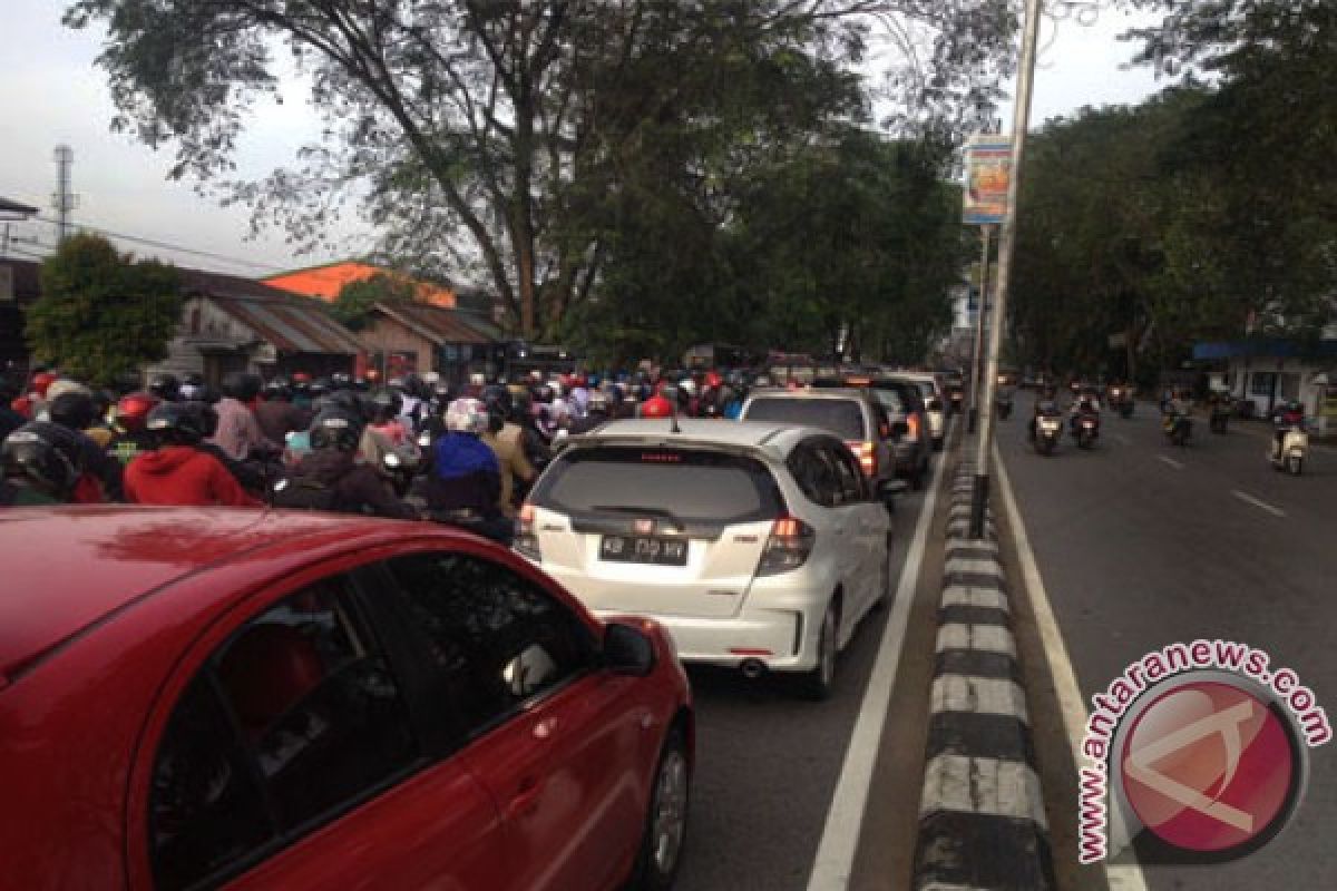 Jembatan Mendalok rusak picu kemacetan Pontianak-Singkawang