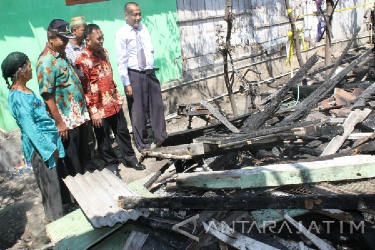 Wabup Situbondo Salurkan Bantuan Kepada Korban Rumah Terbakar