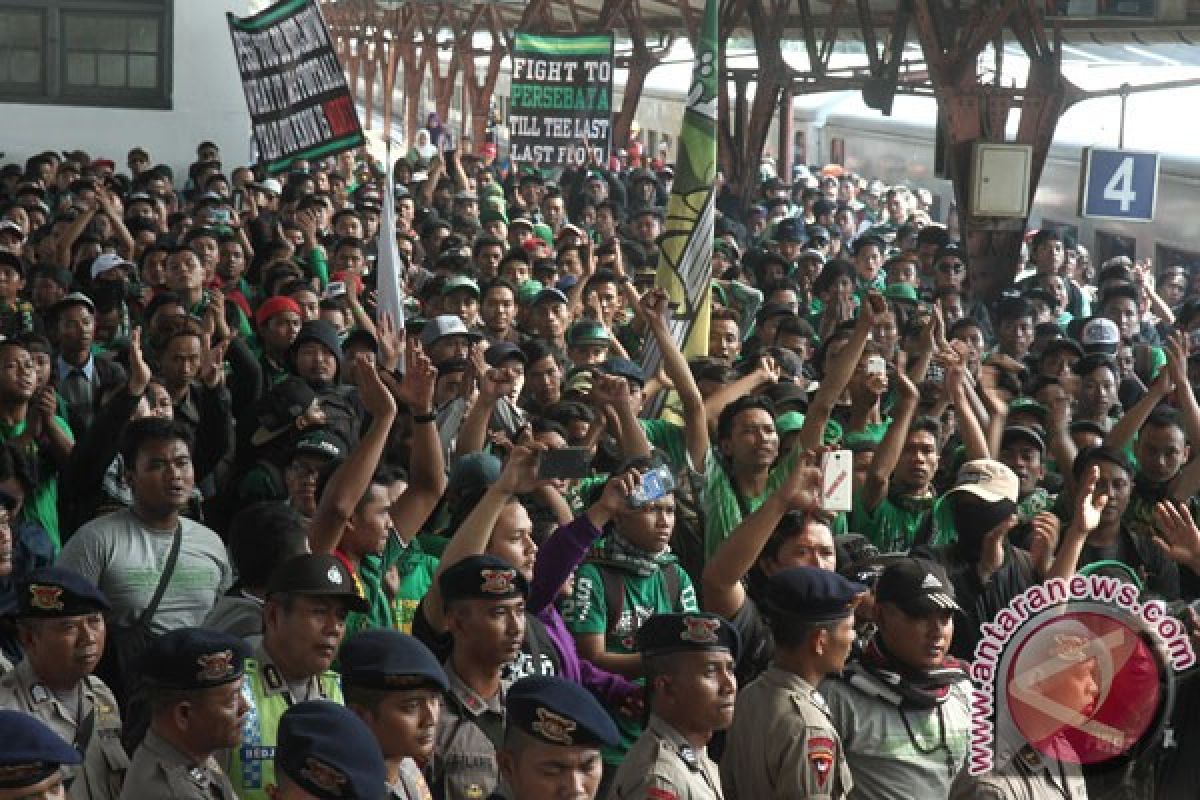 Ribuan Bonek bernyanyi di GOR Pajajaran Bandung