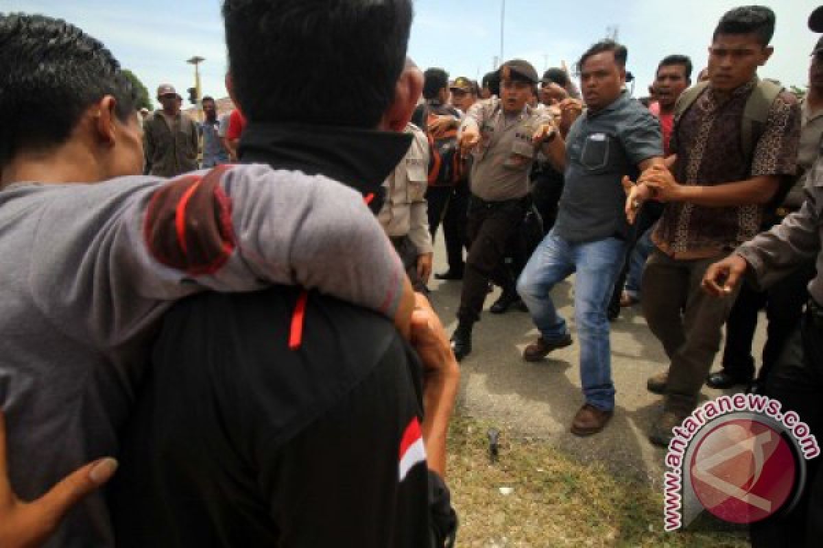 Jalan dibatasi massa protes PHE Aceh Utara