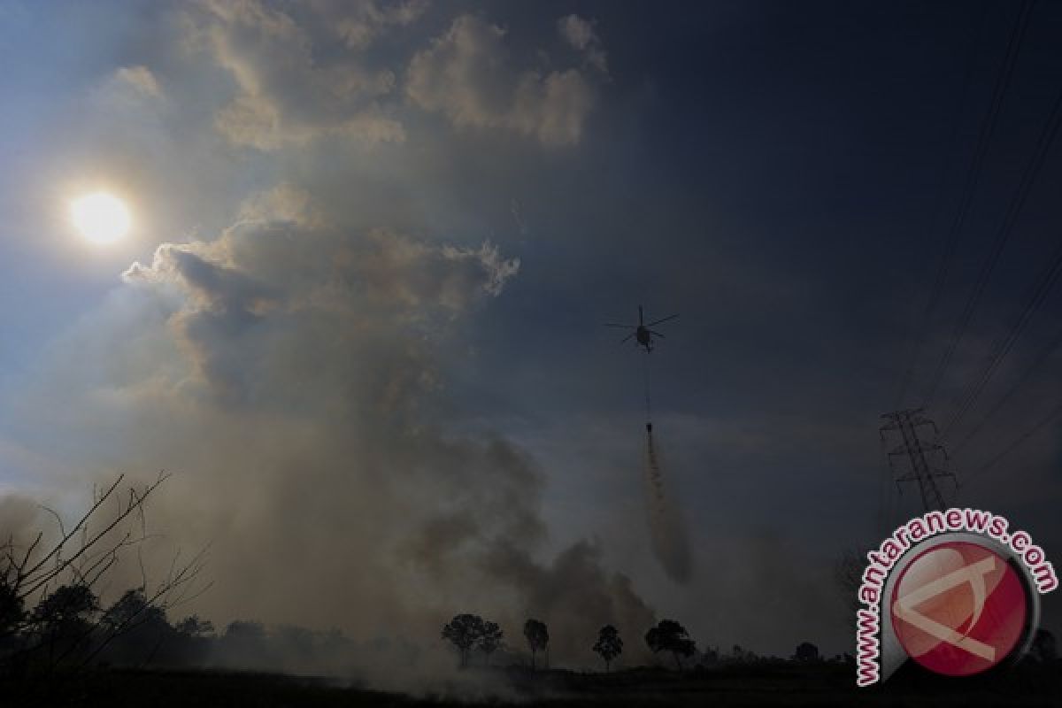 Dua helikopter 'water bombing' atasi kebakaran di jalan Palembang-Indralaya