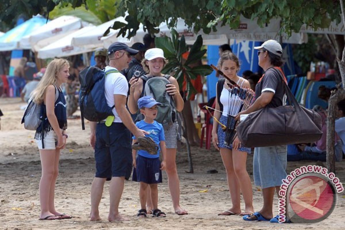 Akhir pekan wisata pantai Botutonuo Gorontalo ramai pengunjung