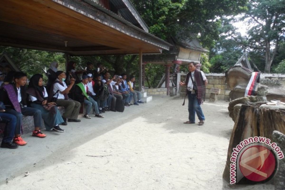 Pelajar Sulbar Kunjungan Ke Situs Budaya Samosir