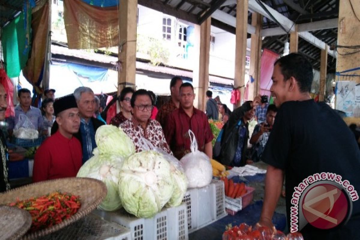 Oesman Sapta blusukan ke pasar Sambas borong 15 kg jengkol